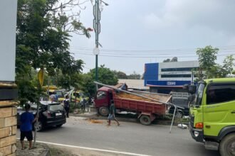 Truk pengangkut pasir menabrak media Jalan S Parman, KM6, Kanaan, Bontang Barat, Rabu (4/6/2025). (ist)