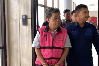 Kejaksaan Tinggi Kalimantan Timur resmi menahan satu orang tersangka dalam kasus dugaan korupsi pengelolaan dana dan aset Badan Usaha Milik Daerah (BUMD) milik Pemkab Kutai Timur yang dikelola oleh PT Kutai Timur Investama (KTI) melalui anak perusahaannya PT Kutai Timur Energi (KTE). Kamis (31/7/2025)(Dok. Kejati Kaltim)
