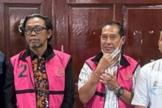 Kadispora Kaltim, Agus Hari Kesuma (baju tahanan-depan), dan Zairin Zain (baju tahanan-belakang), digiring menuju Rutan Kelas I Samarinda, Sempaja, setelah ditetapkan sebagai tersangka kasus korupsi DBON/ Arusbawah