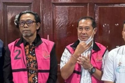 Kadispora Kaltim, Agus Hari Kesuma (baju tahanan-depan), dan Zairin Zain (baju tahanan-belakang), digiring menuju Rutan Kelas I Samarinda, Sempaja, setelah ditetapkan sebagai tersangka kasus korupsi DBON/ Arusbawah