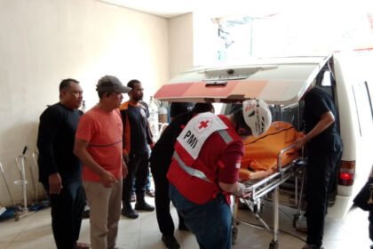 Jenazah wisatawan Samarinda dibawa ke RSUD Bontang setelah ditemukan mengapung di perairan Bontang Kuala, Minggu (21/9/2025)