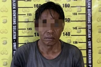Tersangka AB diamankan polisi.