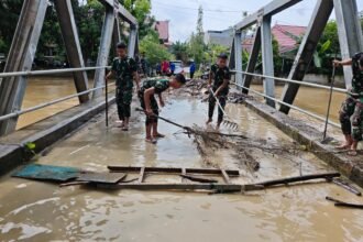 Tumpukan sampah memenuhi jembatan di area Jalan Jetsky, Kelurahan Api-Api, Bontang Utara.