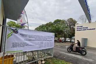 Spanduk retribusi penggunaan fasilitas olahraga mulai di Stadion Bessai Berinta.