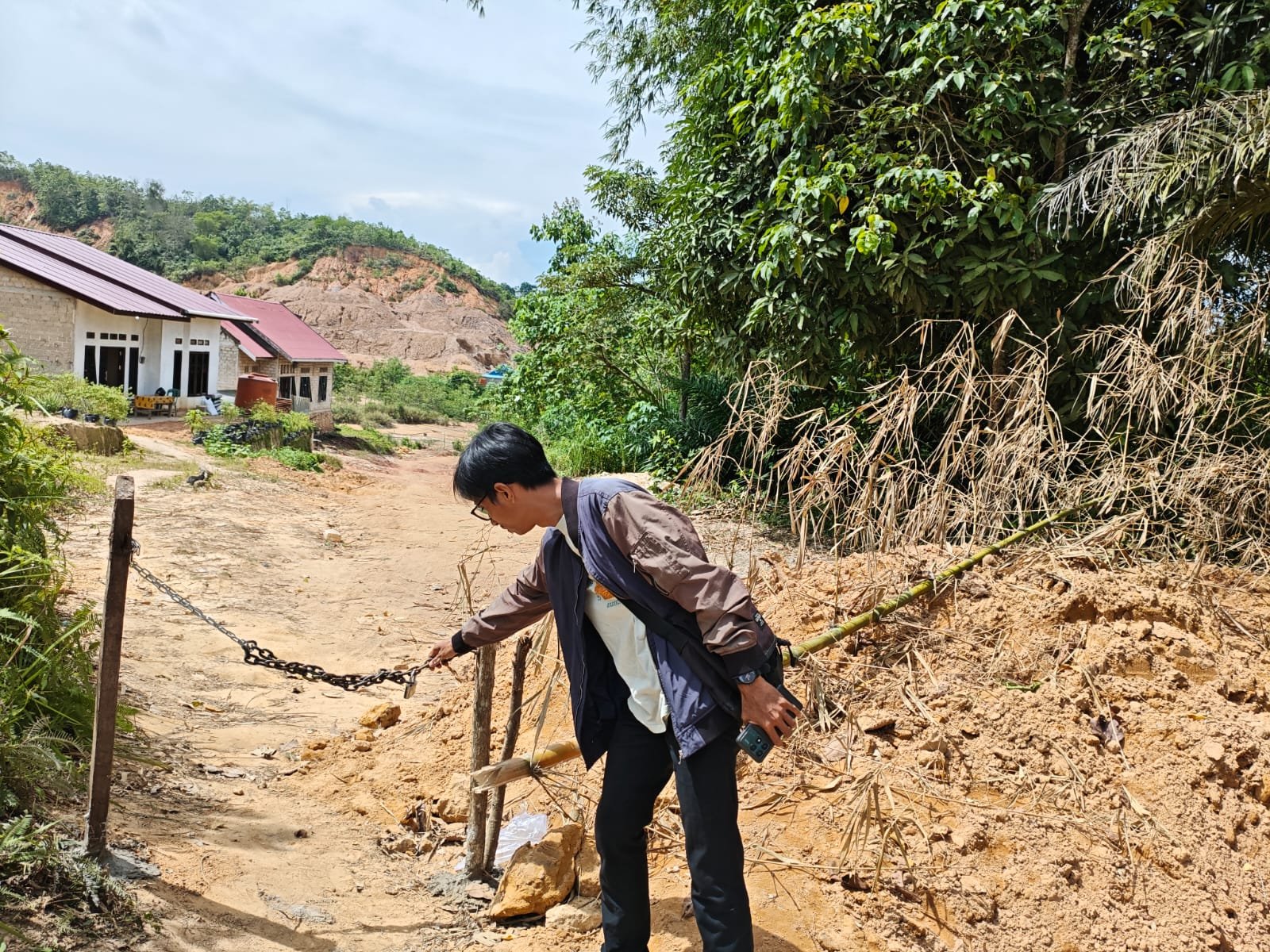 Akses menuju lahan Galian C di RT 1 Kelurahan Kanaan (Klik Kaltim).