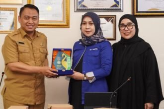 Direktur RSUD Taman Husada Bontang menyambut kedatangan rombongan dari RS Amalia sebagai bentuk sinergi peningkatan mutu pelayanan (Humas RSUD Bontang)