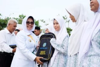 Wali Kota Bontang Neni Moerniaeni menyerahkan tas gratis kepada siswa.