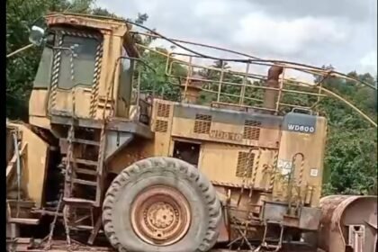 Truk kandas di dekat simpang Marangkayu jalan poros Bontang-Samarinda menyebabkan kemacetan total. (Istimewa)