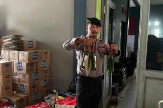 Polisi menyita miras ilegal dari toko kelontong. (Ist)