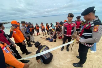 Wakil Walikota Bontang Agus Haris, Kamis (13/11/2025. Ia menghadiri pembukaan Apel Kesiapsiagaan dan Simulasi Penanggulangan Bencana Hidrometeorologi 2025 di Pulau Beras Basah, bersama Kapolres AKBP Widho Anriano dan jajaran pimpinan TNI. (Prokopim)