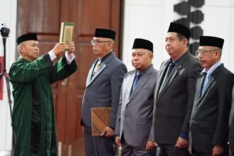 Prosesi pengambilan sumpah jabatan.