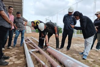 Rombongan Komisi III DPRD Bontang meninjau pelaksanaan proyek pembangunan lapangan mini soccer di Kelurahan Satimpo beberapa waktu lalu.