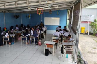Murid di SMP Negeri 7 Bontang terpaksa menempati aula yang disulap jadi ruang kelas karena keterbatasan RKB. (Dok)