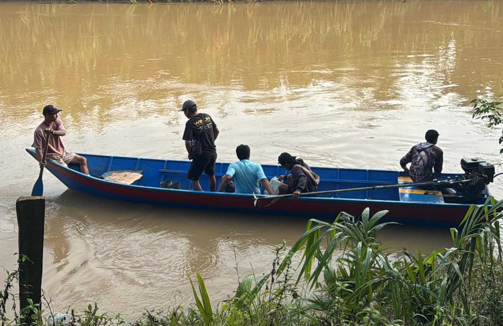 Pencarian pekerja sawit di Desa Santan Ulu yang diduga tenggelam.