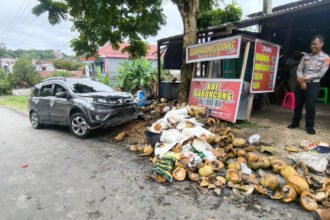 Kondisi Mobil BR-V menabrak lapak pedagang kue broncong dan es kelapa di Jalan S Parman, tepat di tanjakan sebelum Terminal Bontang