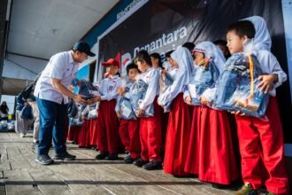 Pupuk Indonesia Group Ikut Bagikan Paket Perlengkapan Sekolah di Gresik dan Bontang.