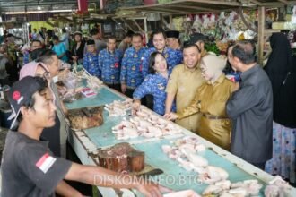Wali Kota Bontang bersama Wakil Wali Kota melakukan inspeksi mendadak (sidak) harga kebutuhan bahan pokok di tiga pasar, Selasa (17/3) pagi