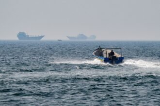 Perahu berlayar di perairan Selat Hormuz dari arah Khasab di Oman, Semenanjung Musandam, 25 Juni 2025.