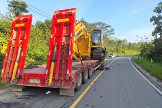 Motor yang dikendarai korban terjepit di bawah truk trailer. (ist)