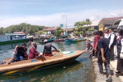 Korban dievakuasi ke Pelabuhan Tanjung Laut untuk dibawa ke RS terdekat.