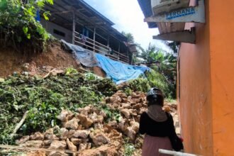 Hujan lebat di Kota Bontang pada Rabu  (5/3/2026) malam tadi mengakibatkan tanah longsor di Jalan Pendidikan RT 03 Nomor 04, Kelurahan Kanaan.