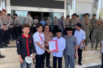 Ketua DPRD Jimmy menerima tuntutan mahasiswa.