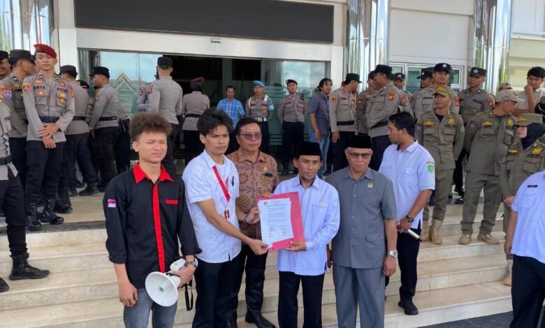 Ketua DPRD Jimmy menerima tuntutan mahasiswa.