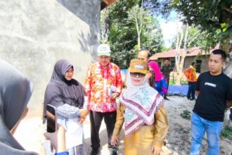 Wali Kota Bontang Neni Moerniaeni saat melakukan peninjauan salah satu rumah tak layak huni di Kelurahan Bontang Lestari, Jumat (27/3/2026).