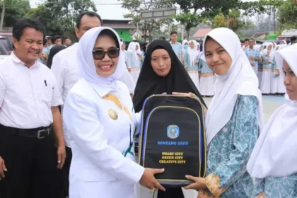 Wali Kota Bontang Neni Moerniaeni menyerahkan tas gratis kepada siswa.