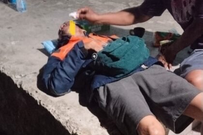 Korban begal di Bukti Kusnodo Bontang ditolong oleh pengendara yang melintas.