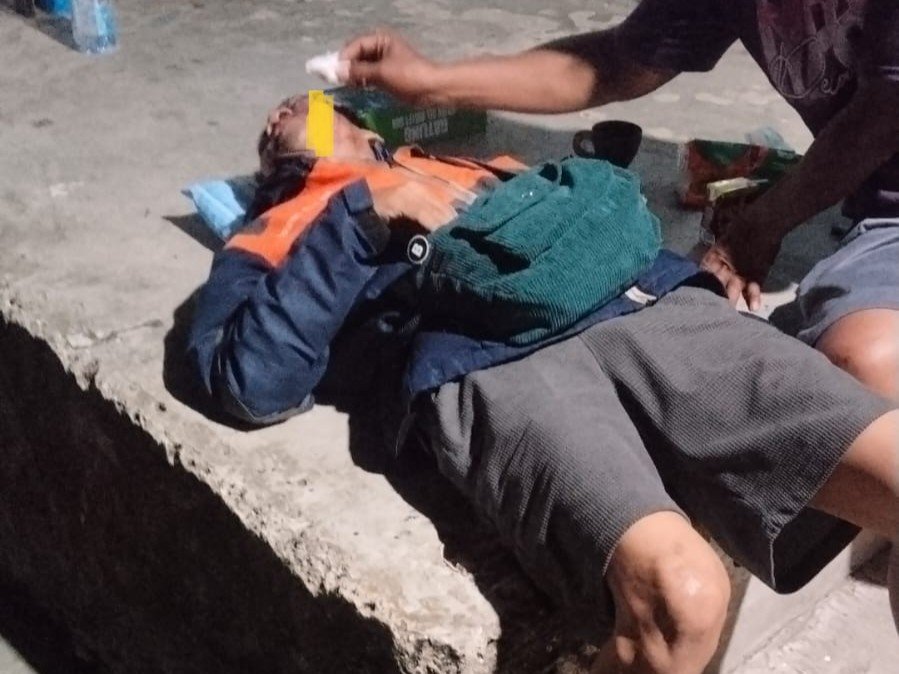 Korban begal di Bukti Kusnodo Bontang ditolong oleh pengendara yang melintas.