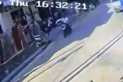pelaku terekam cctv membawa kabur motor. (istimewa)