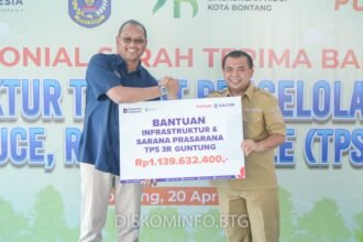 Pemerintah Kota Bontang menerima bantuan infrastruktur TPS 3R di Kelurahan Guntung dari PT Pupuk Kalimantan Timur. (sumber foto PPID Bontang)
