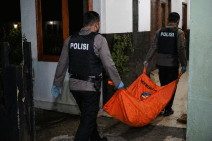 Ilustrasi polisi mengevakuasi jenazah korban.