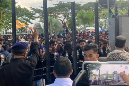 Aksi demo 214 dikantor gubernur kaltim. (istimewa)