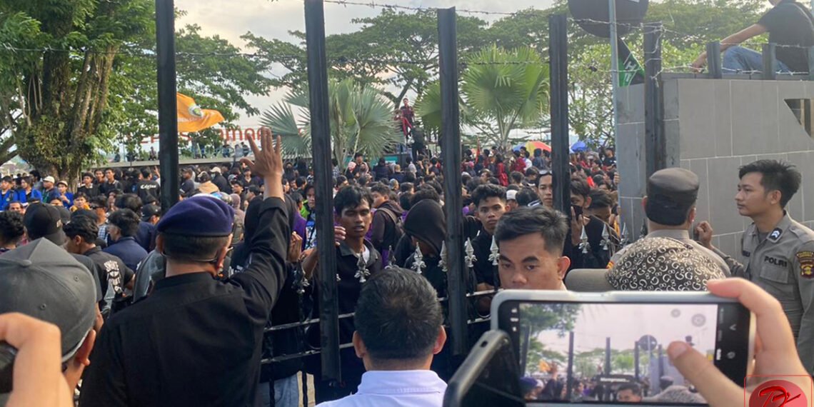 Aksi demo 214 dikantor gubernur kaltim. (istimewa)