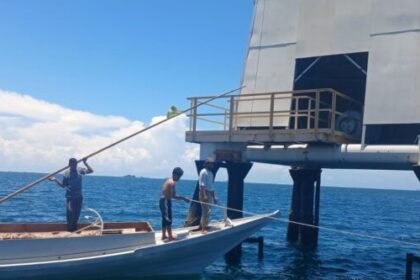 mesin kapal rusak, 5 orang di evakuasi BPBD Bontang. (istimewa)