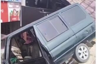 Mobil Terperosok Usai Tabrak Kanopi Barbershop Confidante di Jalan Simon Tampubolon (HOP) Kamis (9/4/2026) siang. (istimewa)