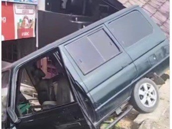 Mobil Terperosok Usai Tabrak Kanopi Barbershop Confidante di Jalan Simon Tampubolon (HOP) Kamis (9/4/2026) siang. (istimewa)