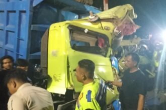 KA Dhoho tabrak dump truk di Sananwetan, Kota Blitar. (istimewa)