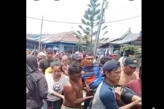 Korban dibopong warga saat tiba di Pelabuhan Kampung Makassar, Berbas Pantai. (ist)