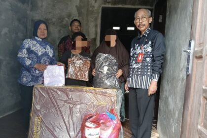 Disdikbud Bontang dan Dinsos-PM memberikan bantuan pakaian sekolah gratis. (Istimewa)