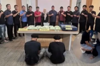 Tersangka dan barang bukti 11 kilogram sabu diamankan oleh polisi. (instagram/@dittipid_narkoba_bareskrim)