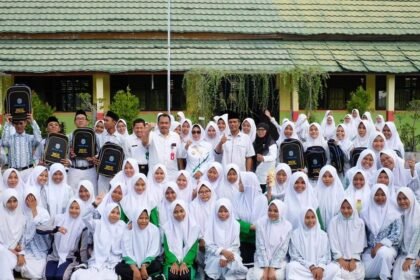 Pembagian seragam, tas, sepatu, dan buku gratis di Bontang.