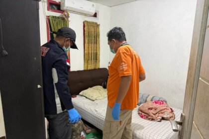 Petugas kepolisian berada di TKP penemuan jasad.