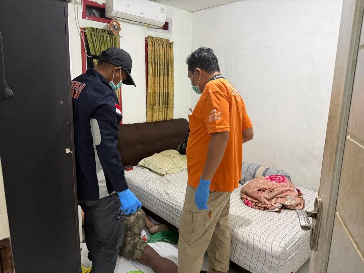 Petugas kepolisian berada di TKP penemuan jasad.