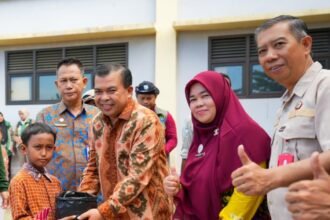 penyerahan polybag sebagai media tanam dari Wakil Wali Kota dan Kepala DKP3 kepada tiga perwakilan siswa. (istimewa)
