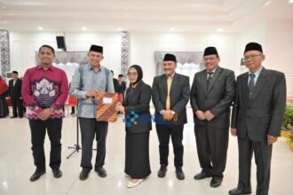 Penyerahan hibah dilakukan langsung oleh Wali Kota Neni Moerniaeni. (sumber foto : PPID Bontang)