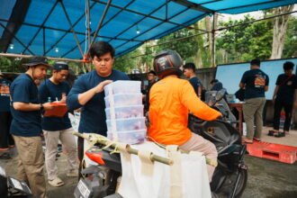 Proses Pembagian Daging Kurban yang di bantu oleh karyawan Pupuk Kaltim.