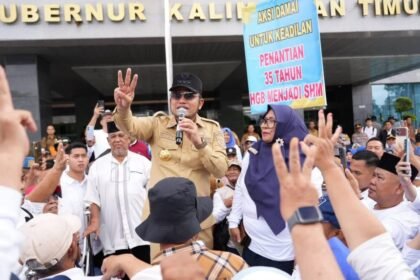 Gubernur Kaltim, Rudy Mas'ud saat menemui warga Loa Bakung yang menuntut adanya kejelasan status lahan mereka. (istimewa)